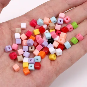 5mm gekleurde vierkante acrylkralen voor DIY sieraden gepresenteerd in de handpalm