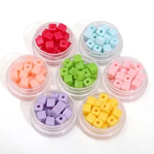 Gekleurde 5mm vierkante acryl kralen set in doosjes voor DIY armbanden en sieraden maken
