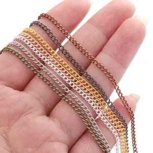 Catene a croce in metallo da 2mm in sei colori per gioielli fai-da-te mostrate in mano