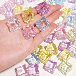 Cubetti di ghiaccio in acrilico colorato da 18 mm in mano con trasparenza e misura