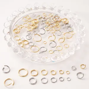 Macro-opname van goud en zilver roestvrijstalen buigringen voor DIY-sieraden maken