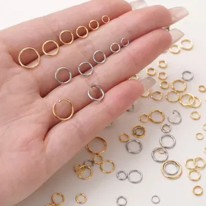 Macro-opname van gouden en zilveren roestvrijstalen buigringen in diverse maten voor DIY