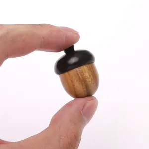 Macro di un piccolo ciondolo a forma di ghianda in legno di sandalo con venature naturali