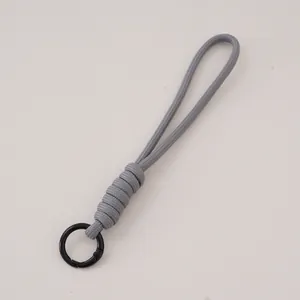 Dettaglio del cordino intrecciato in paracord grigio con robusto moschettone nero opaco