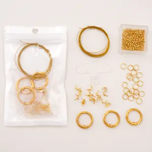 Makroaufnahme von goldenem DIY-Schmuckzubehör-Set mit Biegeringen und Karabinern