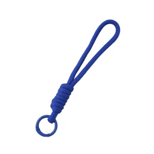 Portachiavi in paracord intrecciato blu reale con moschettone in plastica su sfondo bianco
