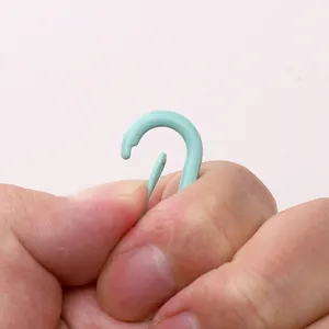 Gros plan sur un fermoir mousqueton en plastique bleu menthe pour bijoux DIY et sacs