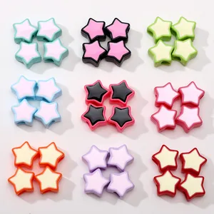 Vista macro de cuentas de estrella de acrílico coloridas para joyería DIY y correas de móvil