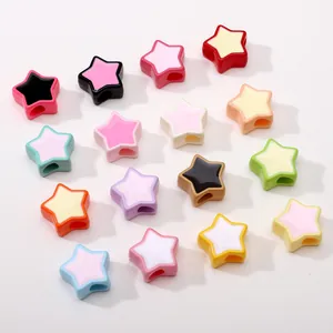 Vista plana de cuentas de estrella acrílicas coloridas para joyas de bricolaje