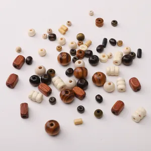 Gros plan de perles en bois naturel de formes variées et de tons marron terreux
