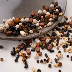 Perles en bois naturel de formes variées et tons terreux pour la création de bijoux DIY