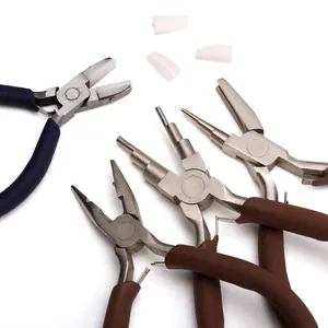Macro-opname van multifunctionele sieradentangen met nylon bekken en zachte grepen