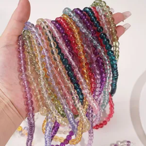 Gros plan de perles rondes en verre transparent de 8mm pour bijoux faits à la main