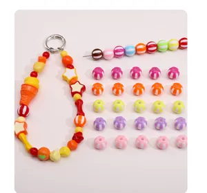Detail van 12mm tweekleurige acryl kralen en hangers voor DIY telefoonketting accessoires