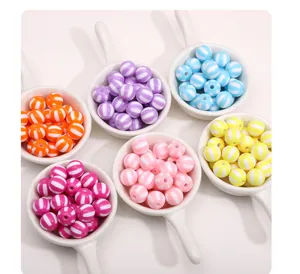 Detailopname van 12 mm kleurrijke gestreepte acryl kralen voor DIY sieraden en kettingen