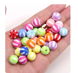 Detailopname van 12mm kleurrijke gestreepte acryl watermeloen kralen voor DIY-sieraden