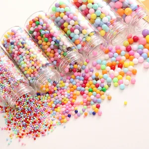 Macro-opname van pastel schuimkraaltjes in transparante flessen voor DIY decoratie