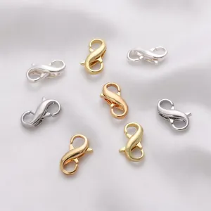 Fermoirs mousquetons en S en or 18 carats et argent sur un tissu en soie blanche