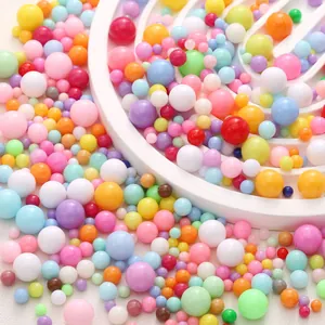 Macro-opname van macaron acryl kralen in diverse maten op een wit dienblad voor DIY handwerk