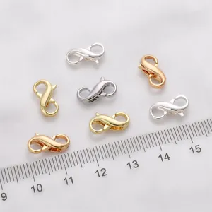 Gros plan de fermoirs mousquetons en or 14K pour la création de bijoux sur soie