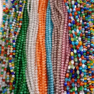 Dettaglio di perline colorate in pietra occhio di gatto per bracciali e collane fai-da-te