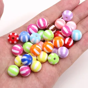 Kleurrijke 12mm gestreepte acryl kralen in de hand voor DIY sieraden maken