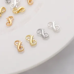 Vue détaillée des fermoirs mousquetons doubles en or et argent pour la création de bijoux