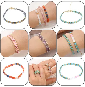 Collage de pulseras y anillos hechos a mano con piedras de jaspe imperial multicolor