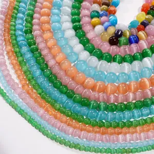 Dettaglio di perline colorate occhio di gatto in varie dimensioni per gioielli fai-da-te