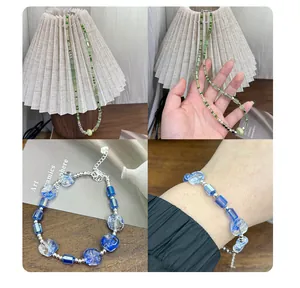 Detail van handgemaakte ketting- en armbandset van groene en blauwe glazen kristallen kralen