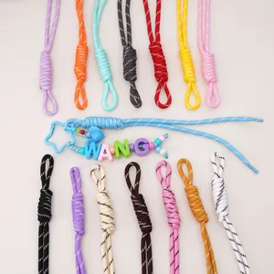 Bunter Paracord-Schlüsselanhänger mit Buchstabenperlen und Sternverschluss in vielen Farben