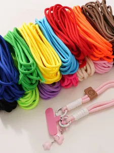 Detailansicht verschiedener bunter geflochtener Handy-Lanyards aus Polyester mit Metallring