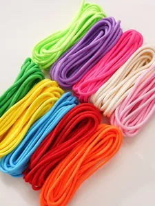 Makroaufnahme von bunten geflochtenen Polyesterseilen in zehn Farben für DIY-Handwerk