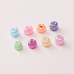 Vista macro di perle di vetro pastello da 4mm per la creazione di gioielli e bracciali