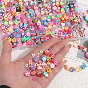 Gros plan d'une boîte de 24 cases de perles en pâte polymère pour la création de bijoux