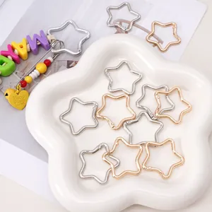 Gros plan de fermoirs en étoile en alliage doré et argenté pour bijoux DIY