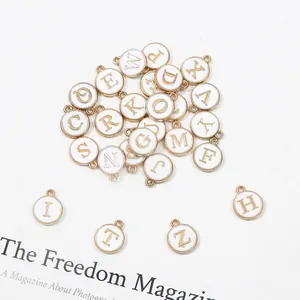 Détails de 26 breloques alphabétiques en émail doré pour création de bijoux DIY