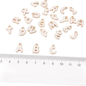 Set mit 26 doppelseitigen weißen Emaille-Buchstabenanhängern mit Goldrand für DIY-Schmuck