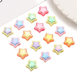 Detalle macro de cuentas de estrella acrílicas coloridas con brillo para joyería DIY