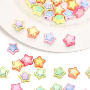Detalle macro de cuentas de estrella en acrílico bicolor con orificio para bisutería DIY