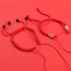 Bracelet tressé fait main rouge avec perles décoratives et fermoir nœud ajustable