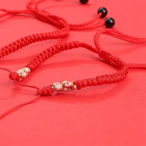 Gros plan du bracelet tressé rouge fait main avec nœud réglable et tissage coloré