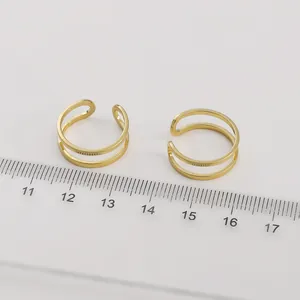 Pendientes ear cuff dobles bañados en oro de 14K pulido con logotipo de marca grabado