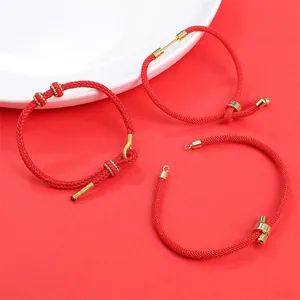 Détail de trois cordons tressés rouges avec des fermoirs dorés ajustables pour bijoux DIY