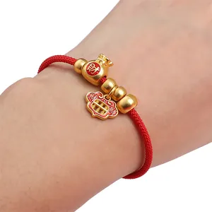 Bracelet tressé rouge ajustable avec perles dorées et pendentifs porte-bonheur