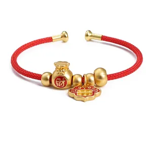 Bracelet tressé rouge fait main avec pendentifs pochette de fortune et cadenas dorés