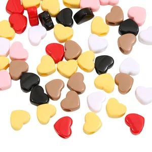 Vue rapprochée de perles acryliques colorées en forme de cœur pour bijoux DIY