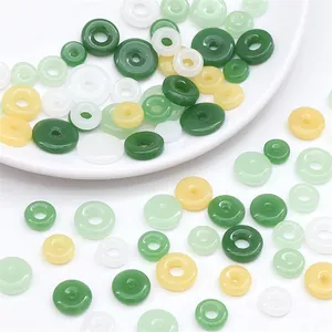 Nahaufnahme von DIY-Perlen in Jade-Optik für Schmuck in Grün- und Weißtönen