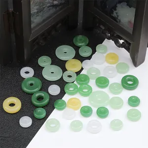 Makroaufnahme bunter Glasperlen in Donut-Form mit glatter Jade-Struktur für DIY-Schmuck