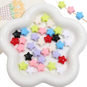 Perles étoiles en acrylique colorées pour bijoux DIY dans un plateau blanc